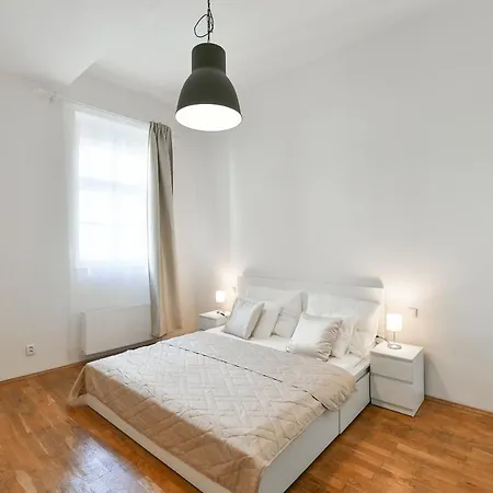 Апартаменты Klimentska 52 Прага